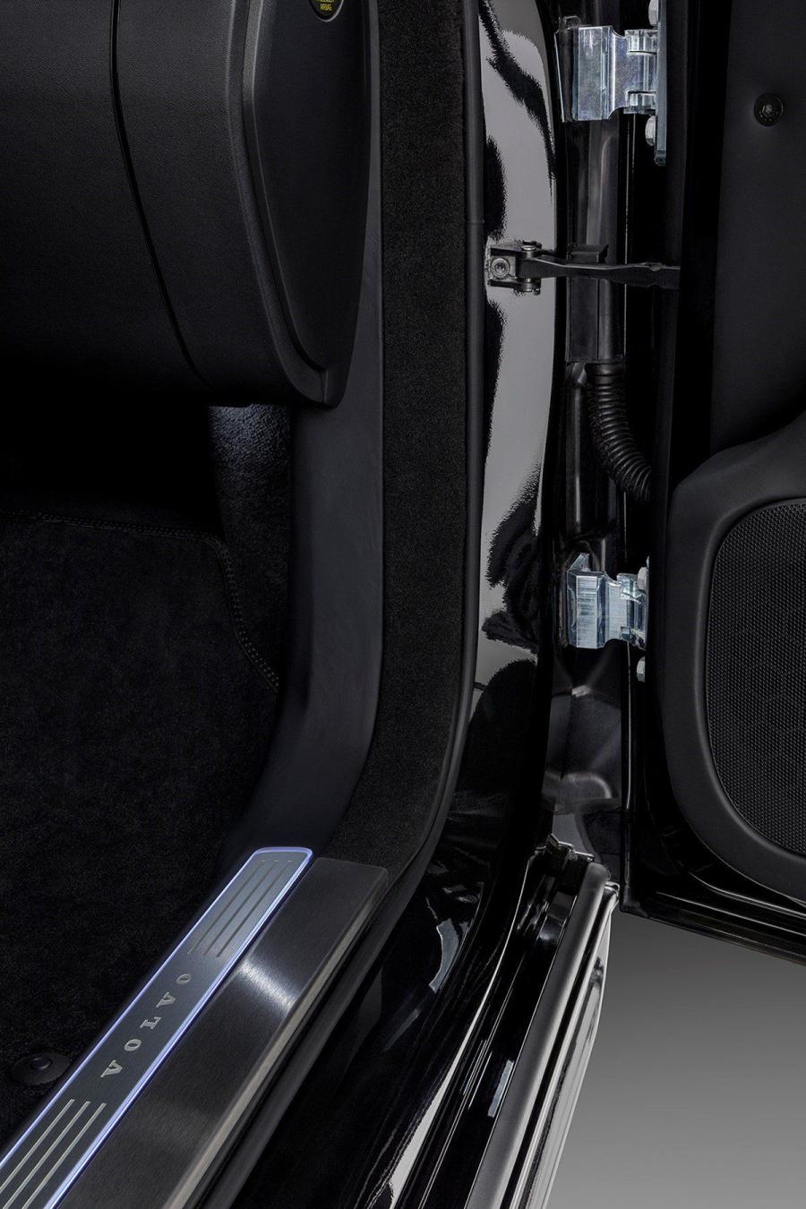 Детали интерьера Volvo XC90 Armoured 2019 года  (фото 9 из 11)